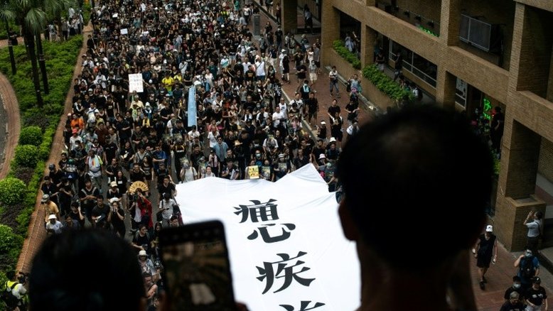 Policiais e manifestantes voltam a se enfrentar em Hong Kong