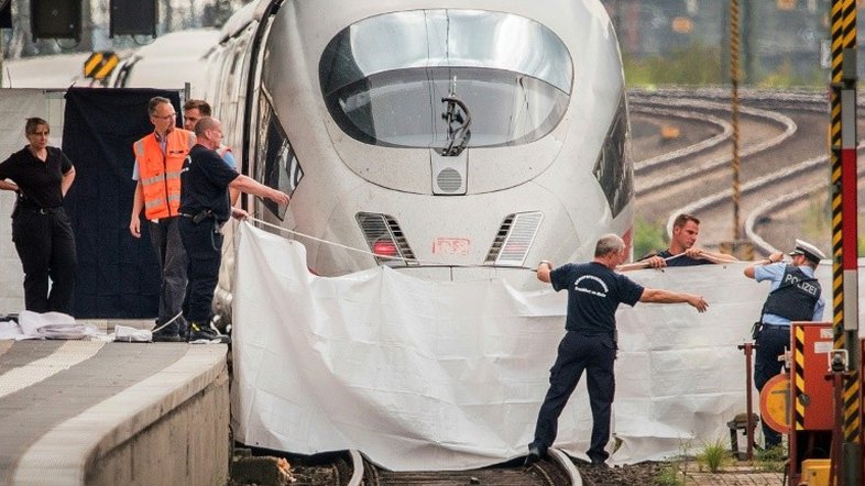 Garoto de 8 anos morre na Alemanha após ser empurrado na frente de um trem