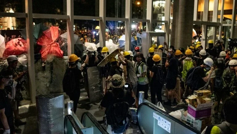 Polícia de Hong Kong obriga manifestantes a sair prédio do Legislativo