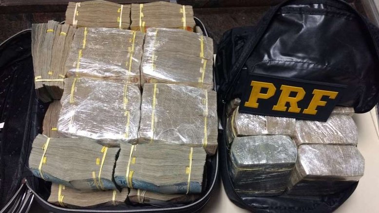 Polícia apreende R$ 1,5 milhão em carro de policiais aposentados