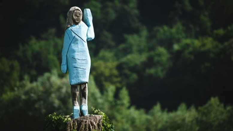 Estátua de Melania Trump divide seu povoado natal na Eslovênia