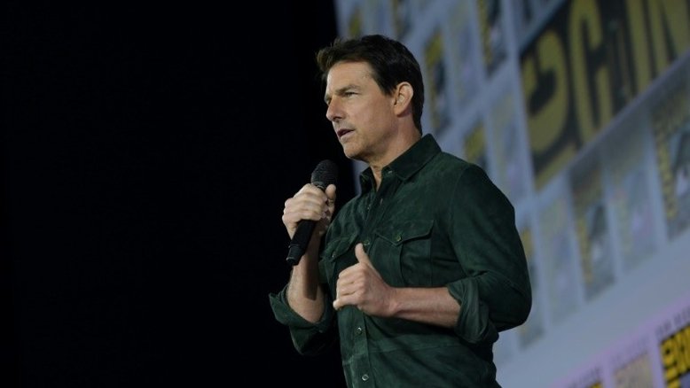 Tom Cruise chega de surpresa a Comic-Con para apresentar novo 'Top Gun'