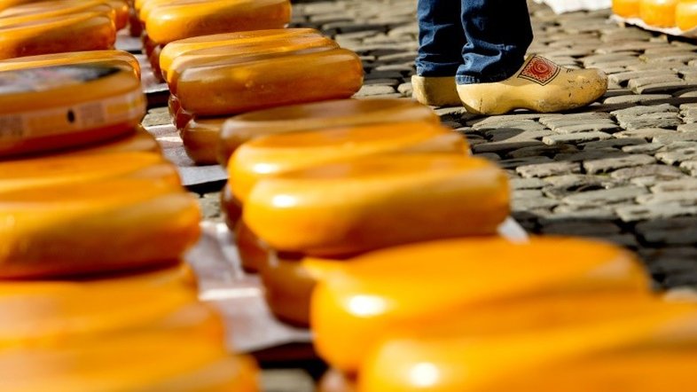 EUA estuda taxar queijos, carne de porco e whisky da UE