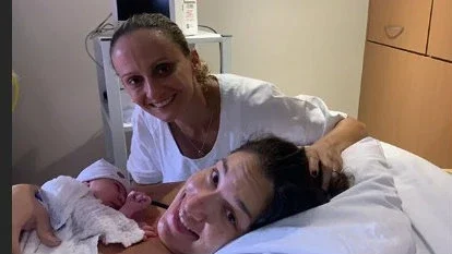 Nasce a filha da jogadora de vôlei Fabi Alvim e Julia Silva