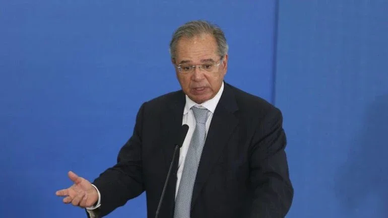 Servidor deve fazer sacrifício e não pedir aumento por 1 ano e meio, diz Guedes