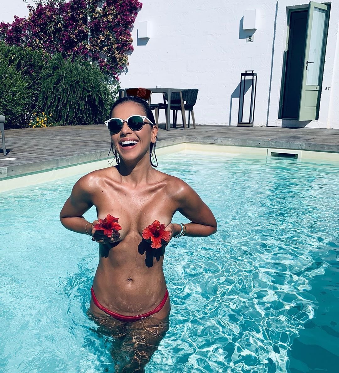De topless, Mariana Rios esbanja sensualidade em hotel na Itália 4 De topless, Mariana Rios esbanja sensualidade em hotel na Itália