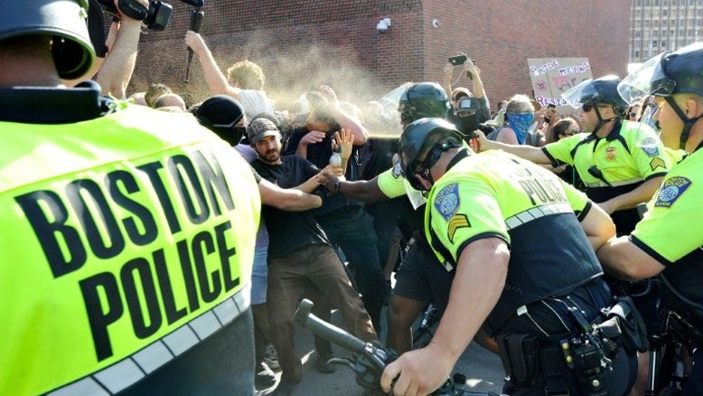 Polícia lança spray de pimenta em críticos da 'Parada do orgulho hétero' em Boston