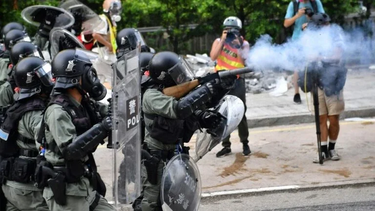 Novos confrontos em Hong Kong entre manifestantes e a polícia