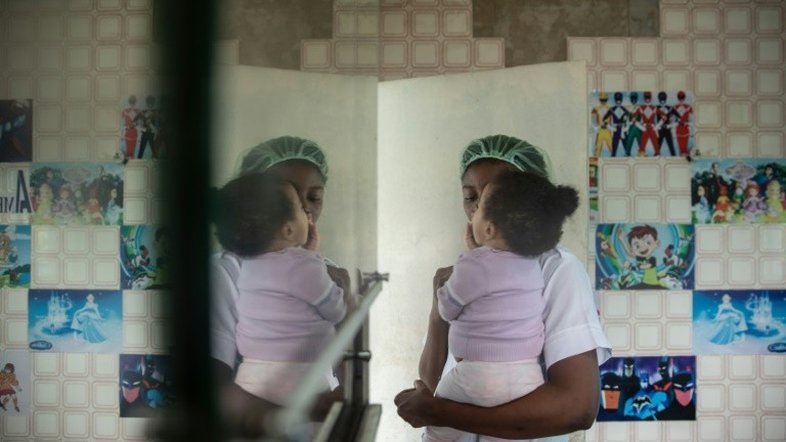Nigerianas lutam para criar seus filhos nascidos de estupros na Líbia