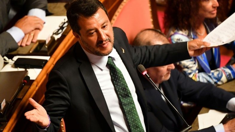 Líder da ultradireita é criticado por usar símbolos religiosos no Senado italiano