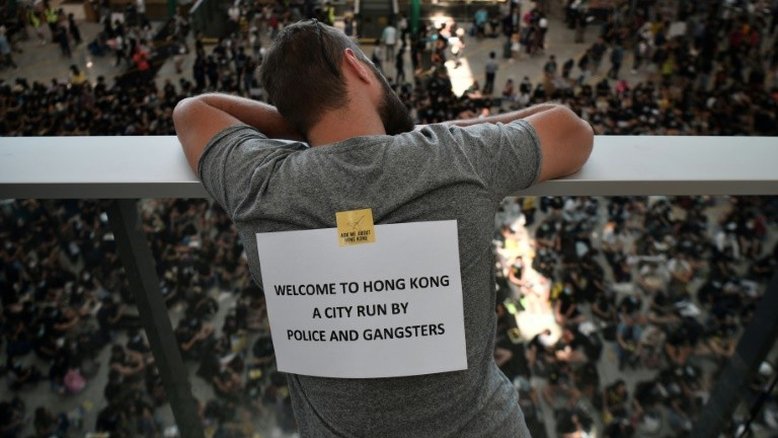 Chefe de governo de Hong Kong descarta concessões, apesar de abalo na economia