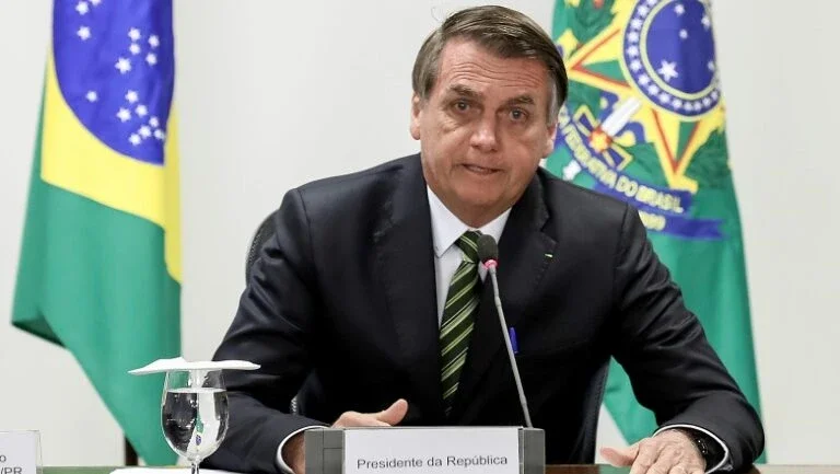 Bolsonaro desafia Europa e se aproxima dos EUA em relação a incêndios na Amazônia