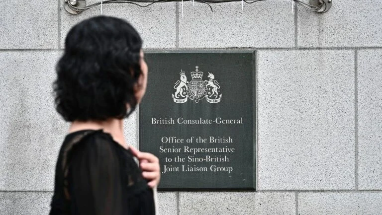 Reino Unido preocupado com informações de funcionário do consulado em Hong Kong detido na China