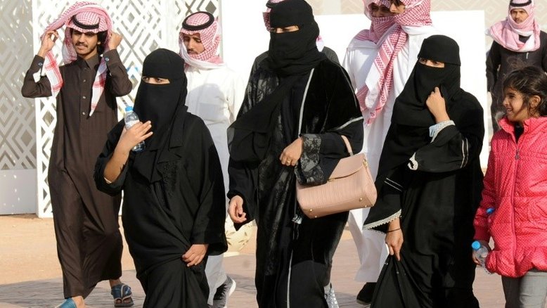 Arábia Saudita autoriza viagem de mulheres sem aval de tutor