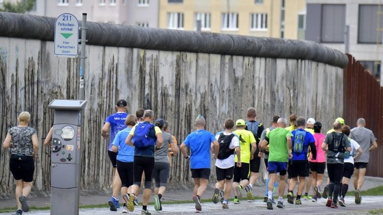 Maratona homenageia vítimas do Muro de Berlim 30 anos após queda