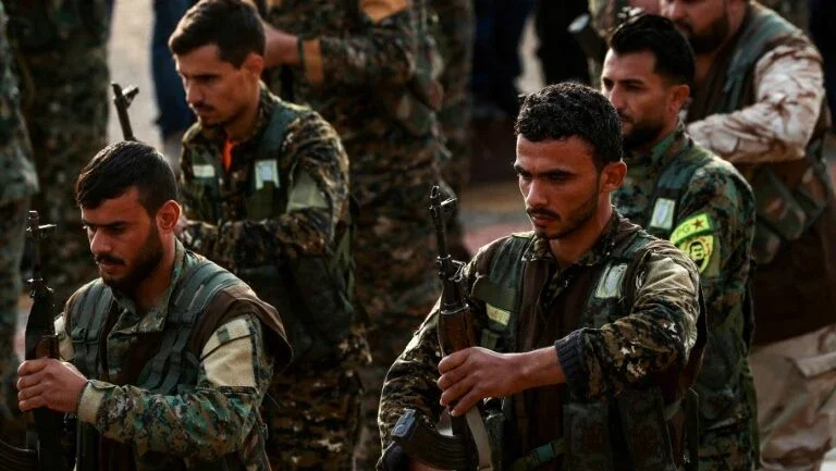 Curdos sírios anunciam retirada da zona fronteiriça com Turquia