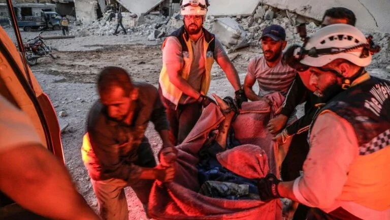 Ataques aéreos do regime sírio e da Rússia matam 15 civis em Idlib