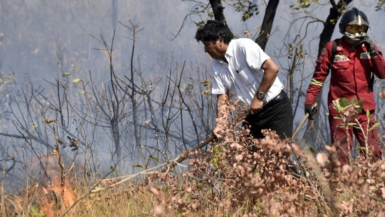 Evo Morales participa de combate a incêndios na Bolívia