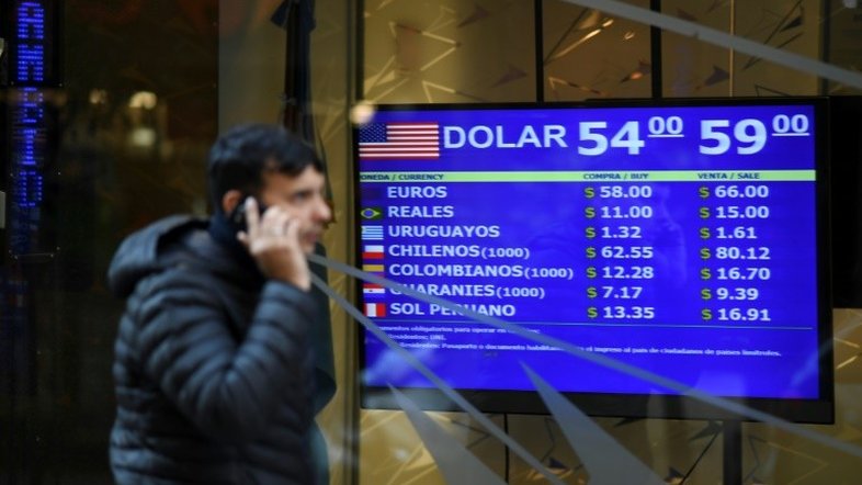 Argentina em meio a crise econômica após eleição adversa a Macri