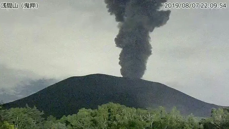 Vulcão na região de Tóquio entra em erupção