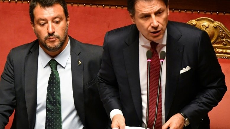 Governo populista da Itália decide seu futuro político