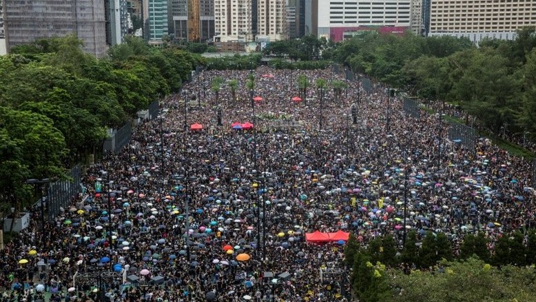 Manifestantes voltam às ruas de Hong Kong apesar das ameaças da China