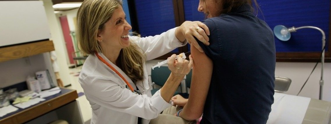 A pediatra daUniversidade de Miami Judith L. Schaechter aplica uma vacina contra o HPV em uma menina de 13 anos em seu escritório da Faculdade de Medicina Miller, em 21 de setembro de 2011, em Miami, Flórida - GETTY IMAGES NORTH AMERICA/AFP/Arquivos