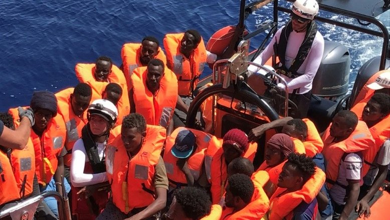 Novo resgate de migrantes do navio humanitário Ocean Viking no Mediterrâneo