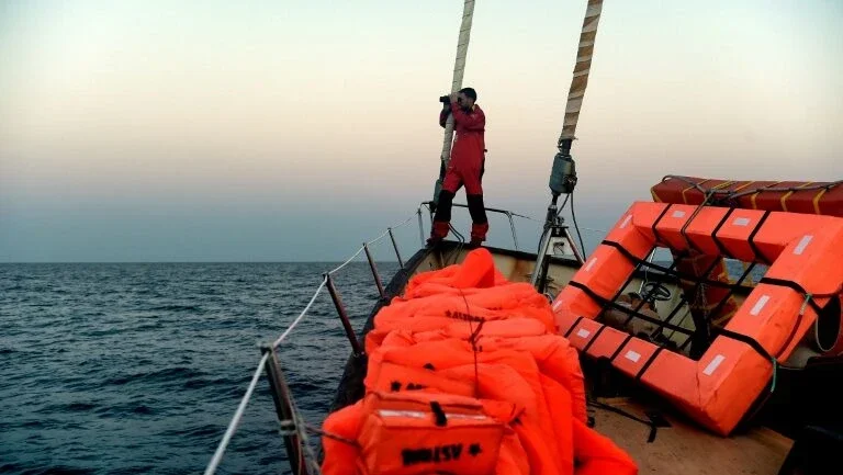 Três migrantes são retirados do barco humanitário espanhol Open Arms