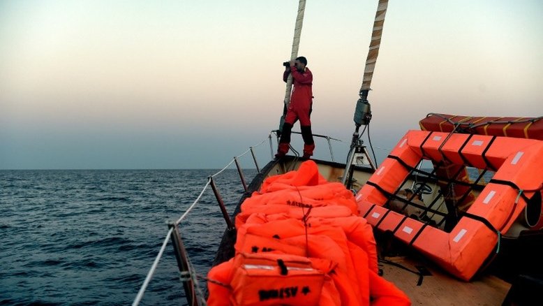 Três migrantes são retirados do barco humanitário espanhol Open Arms