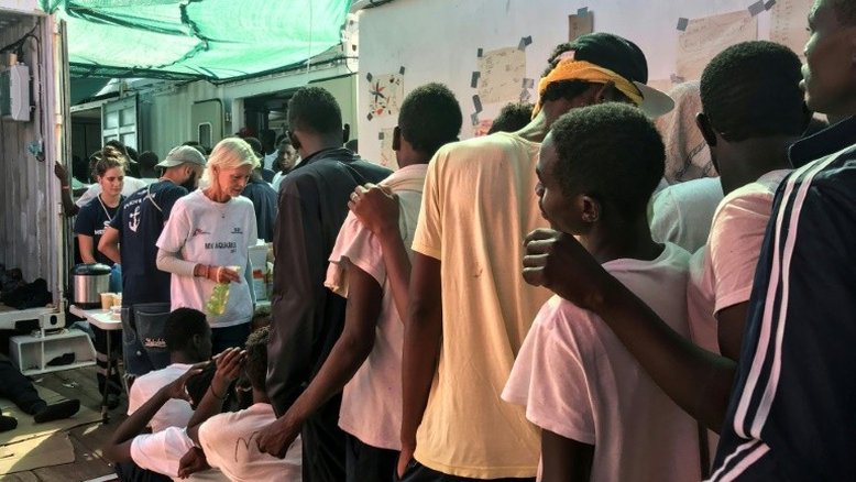 Migrantes sem portos nem assistência no Mediterrâneo