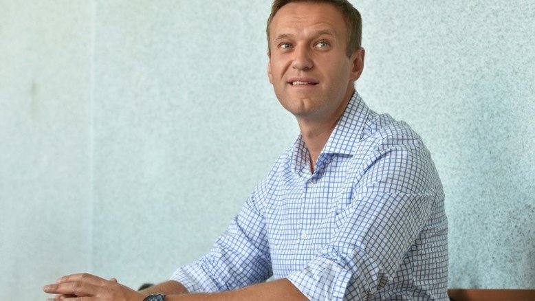 Opositor russo Alexei Navalny deixa a prisão após 30 dias