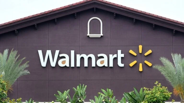 Walmart anuncia lucro expressivo e defende venda de armas