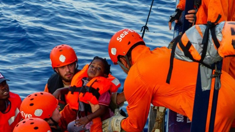 Mais 40 migrantes estão bloqueados na costa da ilha italiana de Lampedusa