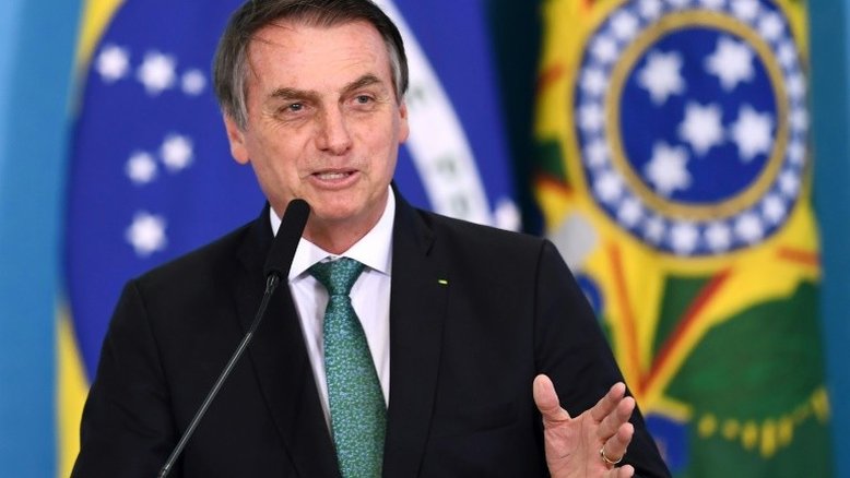 Bolsonaro assina lei da antecipação da 1ª parcela do 13.º de aposentados