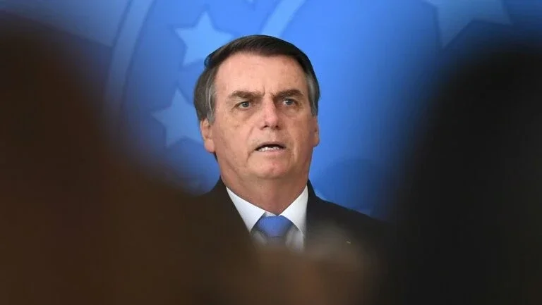 Bolsonaro volta a desafiar França em polêmica sobre soberania amazônica