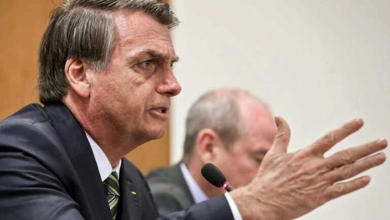 Bolsonaro reclama de embaixadas que não expõem sua fotografia
