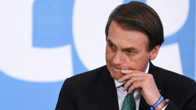 Bolsonaro vai conversar com Angela Merkel sobre combate às queimadas