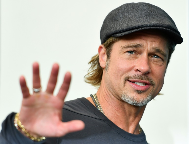 Mulher cai em golpe e perde R$ 896 mil ao se relacionar com 'fake' de Brad Pitt