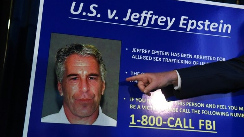 Suposta vítima de Epstein abre processo contra herdeiros do bilionário