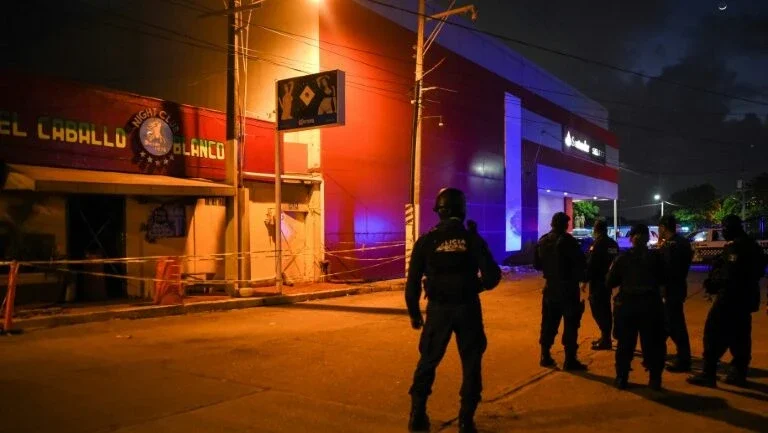 Incêndio criminoso em bar deixa 28 mortos no México