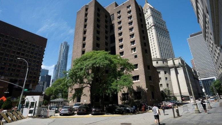 Caso Epstein: mudam diretor de prisão e suspendem dois guardas