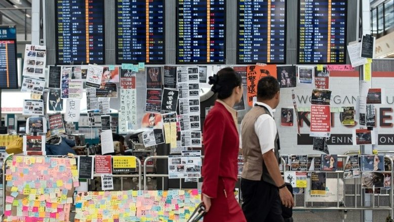 Passageiros se solidarizam com manifestantes no aeroporto de Hong Kong