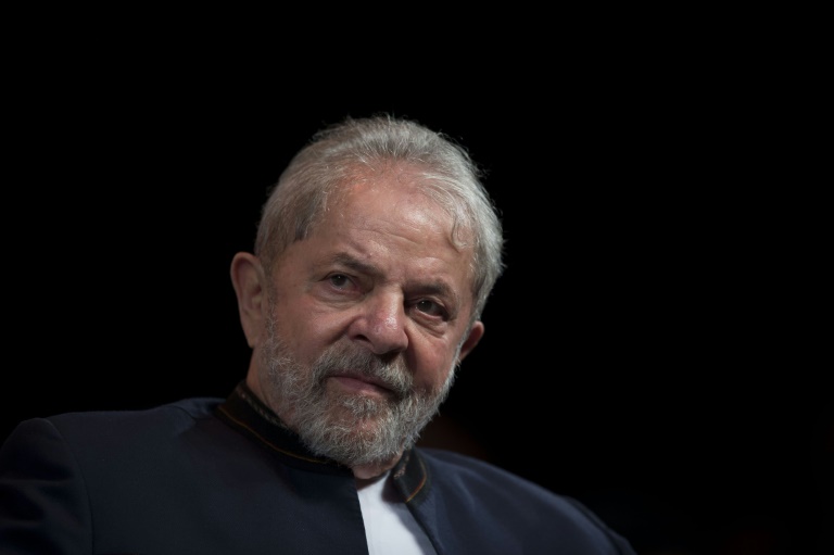 Lula continua abraçado aos corruptos