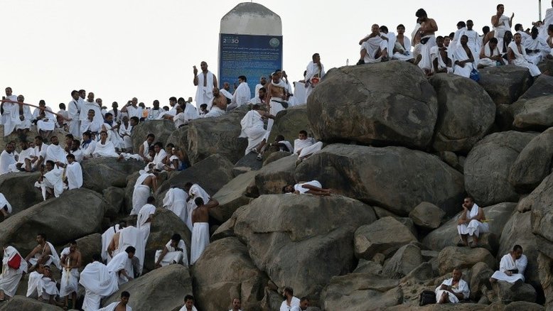 Onda de fervor religioso toma conta do monte Arafat durante o Hajj