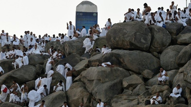 Onda de fervor religioso toma conta do monte Arafat durante o Hajj