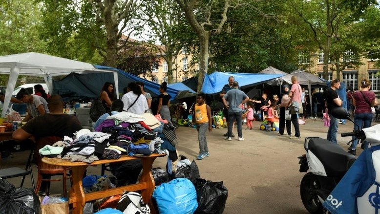 Mais de 100 latinos acampam diante de prefeitura na França