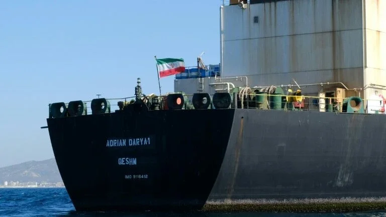 Irã afirma que vendeu petróleo a bordo de navio liberado por Gibraltar