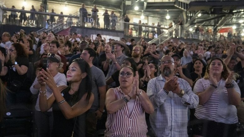 Vigília reúne milhares de pessoas após massacre em El Paso