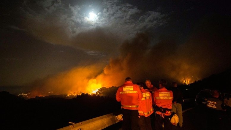 Incêndio sem controle nas Canárias atinge zonas naturais protegidas